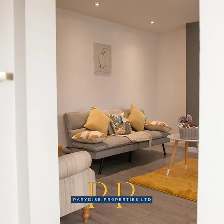The Knutton House - Spacious Comfort By Parydise Properties - Leisure & Business Stays - Sleeps 7 Newcastle-under-Lyme Exterior photo