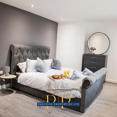The Knutton House - Spacious Comfort By Parydise Properties - Leisure & Business Stays - Sleeps 7 Newcastle-under-Lyme Exterior photo