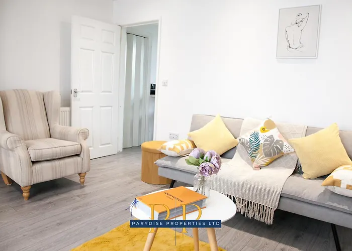 The Knutton House - Spacious Comfort By Parydise Properties - Leisure & Business Stays - Sleeps 7
