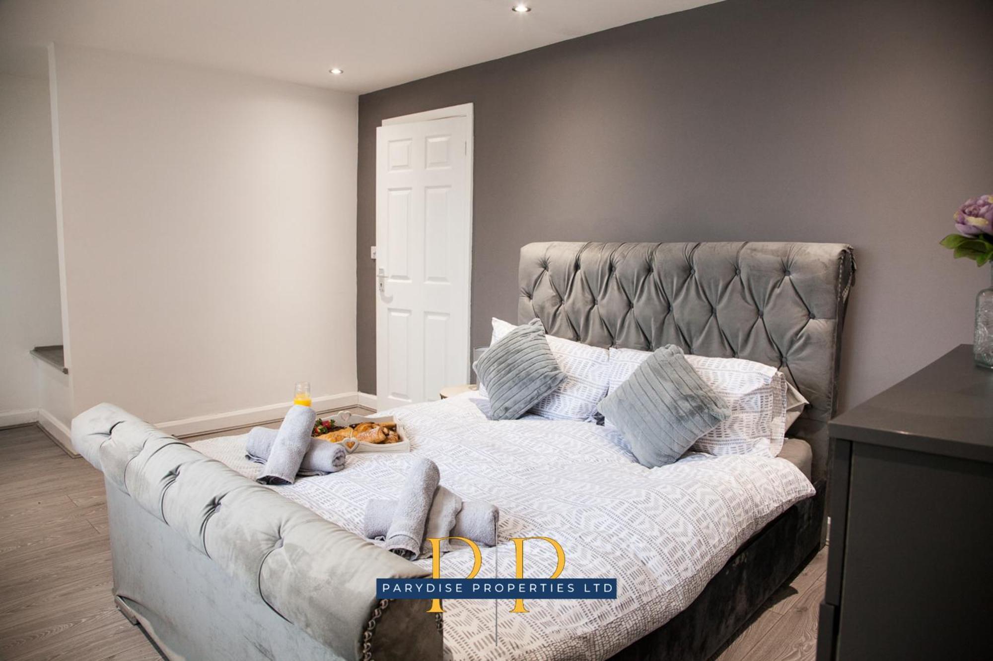 The Knutton House - Spacious Comfort By Parydise - Leisure & Business - Sleeps 7