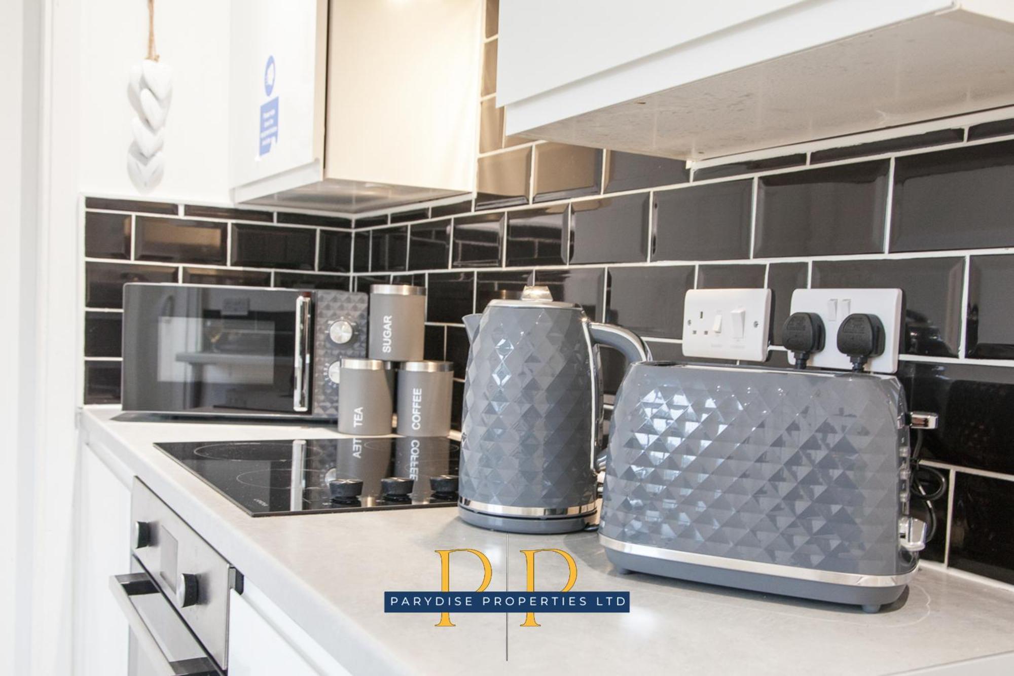 The Knutton House - Spacious Comfort By Parydise - Leisure & Business - Sleeps 7 Apartment Newcastle-under-Lyme
