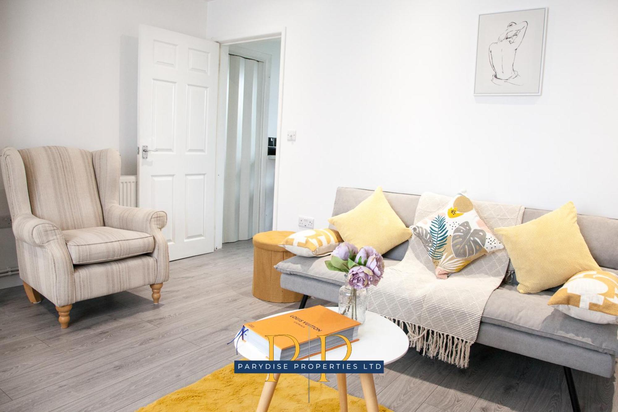 The Knutton House - Spacious Comfort By Parydise - Leisure & Business - Sleeps 7 Apartment Newcastle-under-Lyme